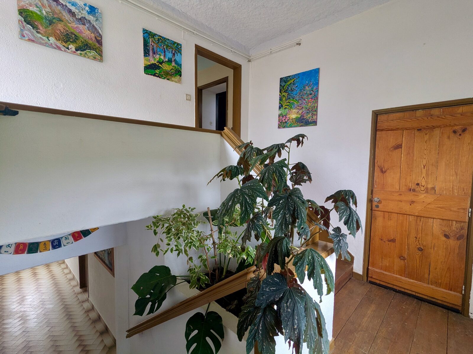 Central open staircase with paintings